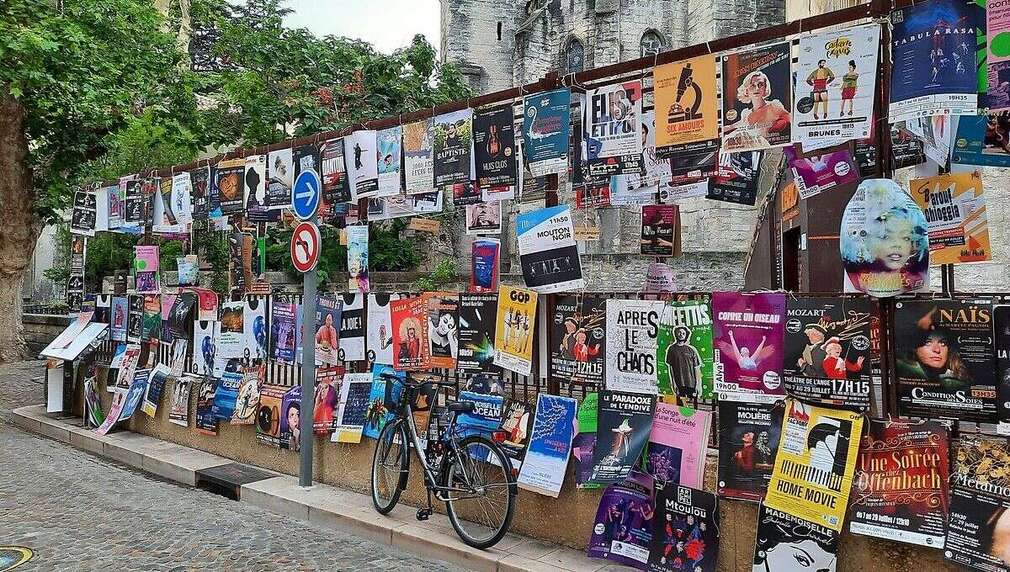 0 Photo de l'revue_presse' PHOTO - Festival d'Avignon : découvrez l'affiche du Off 2024