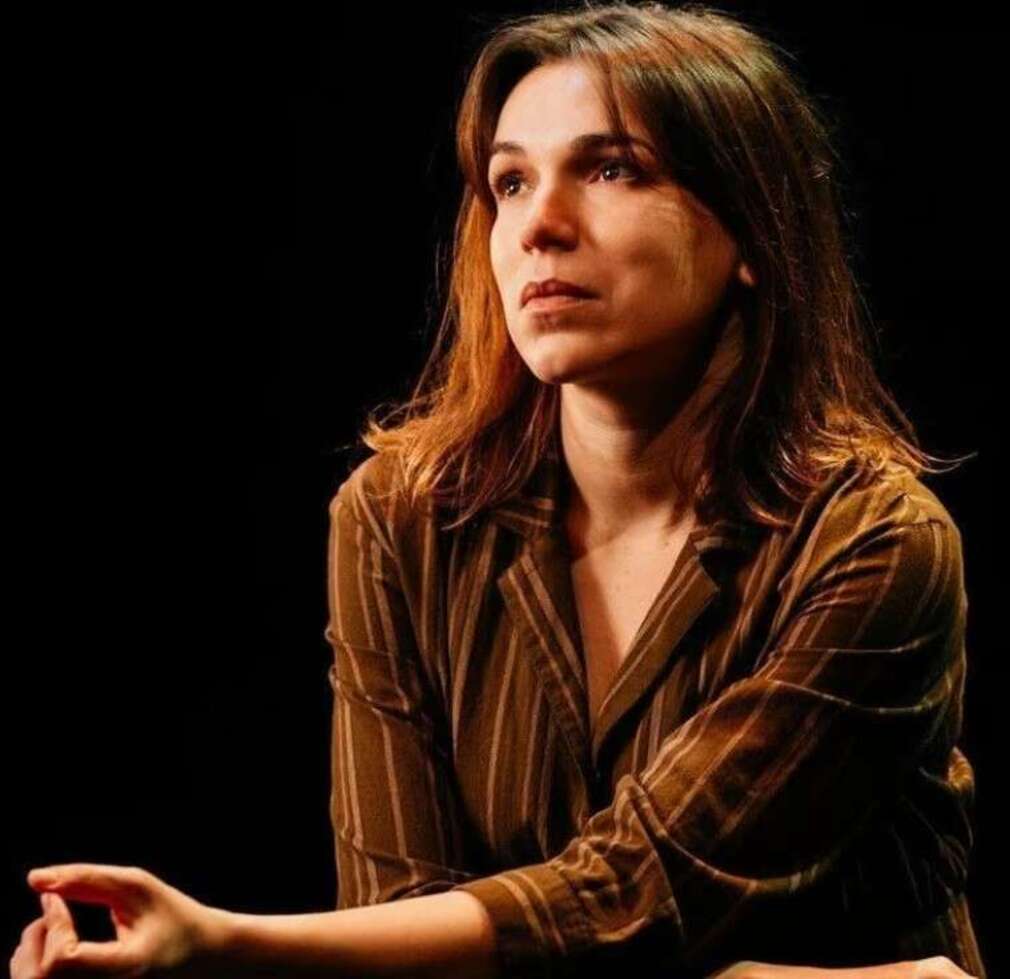 0 Photo de l'revue_presse' Festival Off d’Avignon : Prière aux vivants, un récit de résilience raconté avec pudeur dans une intimité avec le public
