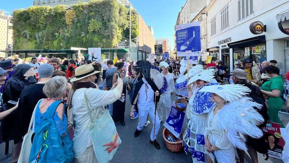 0 Photo de l'revue_presse' VIDÉO - Festival d'Avignon : la parade du Off dans les rues du centre-ville