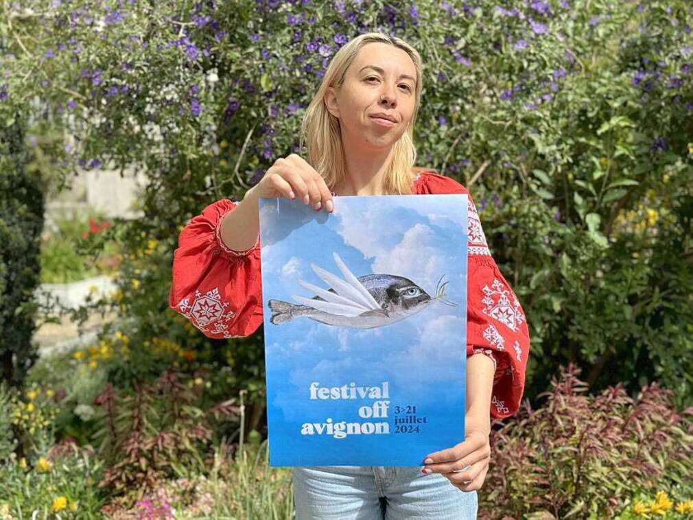 0 Photo de l'revue_presse' Qui est Oleksandra Dementieva, autrice de l’affiche du Festival Off 2024 ?