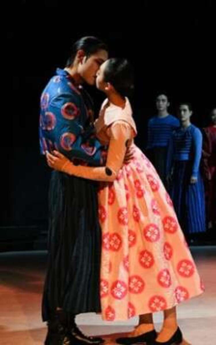 0 Photo de l'revue_presse' Roméo et Juliette de  William Shakespeare, mise en scène, scénographie, adaptation, traduction Alain Timár, au Théâtre des Halles, Avignon Off