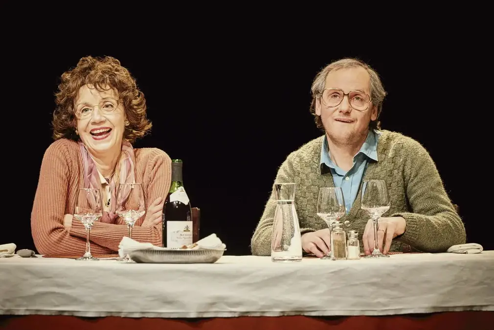 0 Photo de l'revue_presse' Le Repas des gens servi sur le plateau par François Cervantes