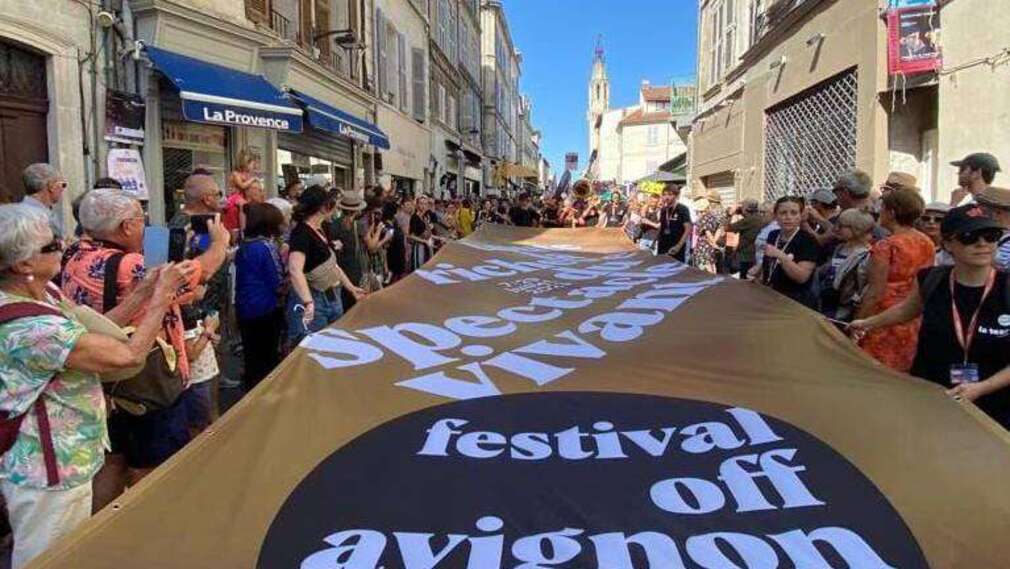 0 Photo de l'revue_presse' La grande parade lance le off dans un climat inédit
