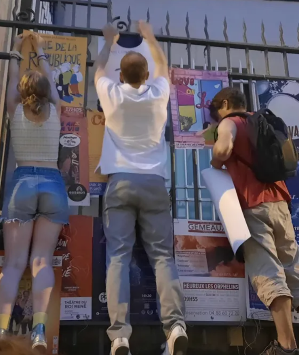 0 Photo de l'revue_presse' PHOTOS - Les affiches du festival ont recouvert les rues d'Avignon