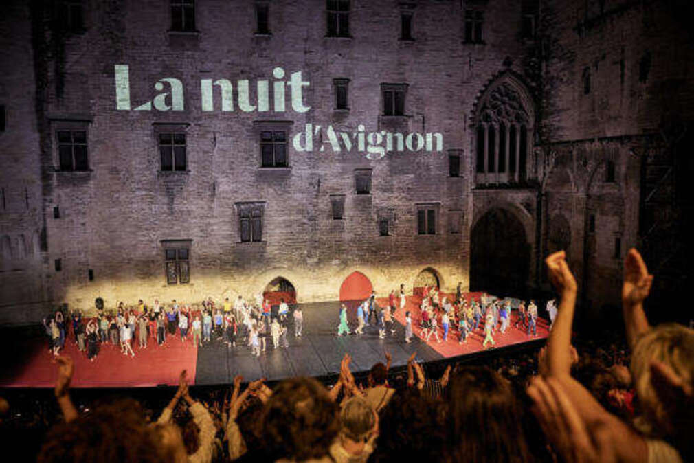 0 Photo de l'revue_presse' Dans la Cour d’honneur du Festival d’Avignon, une cérémonie politique et artistique contre l’extrême droite