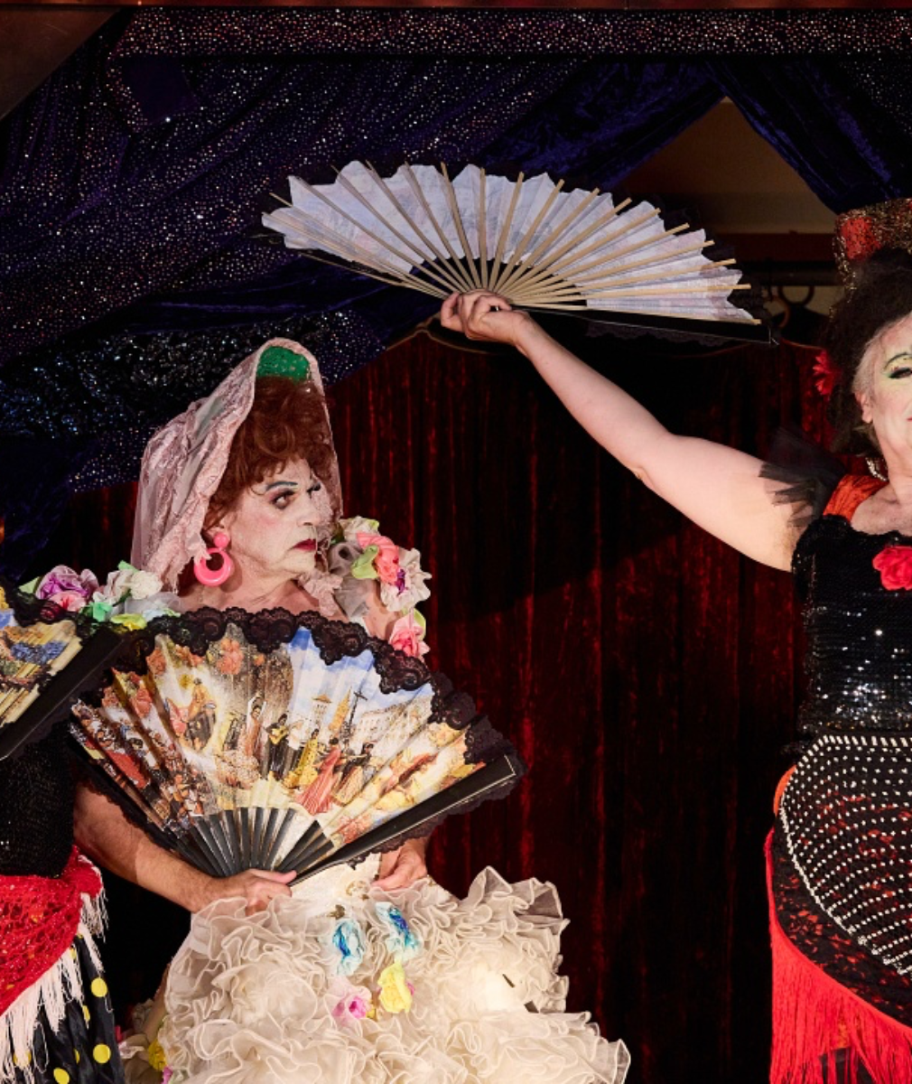 Y’a d’la joie, cabaret déjanté : Un joyeux voyage dans le temps