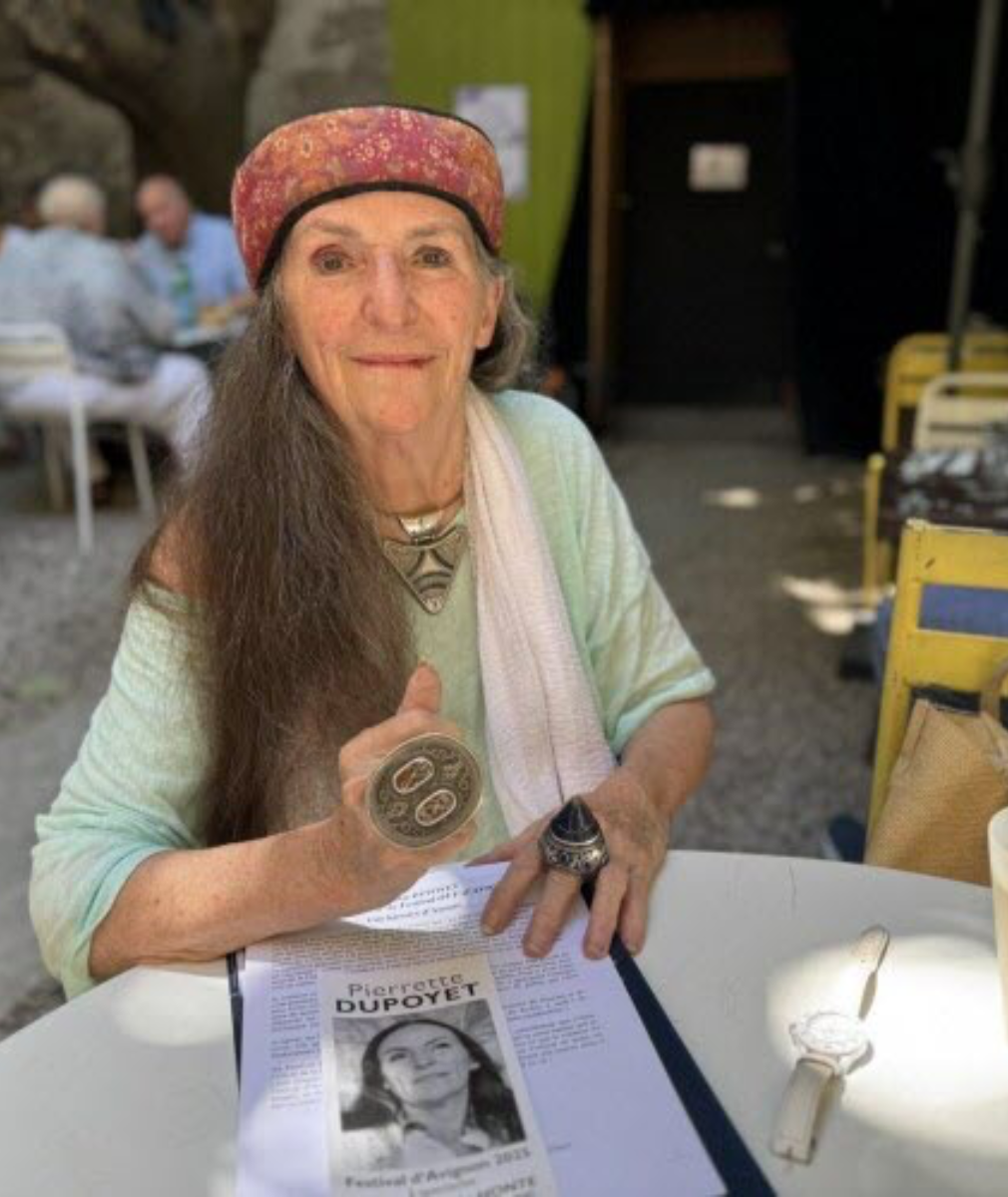 0 Photo de l'revue_presse' « Ce festival est magique » : Pierrette Dupoyet, 42 ans au cœur du Off