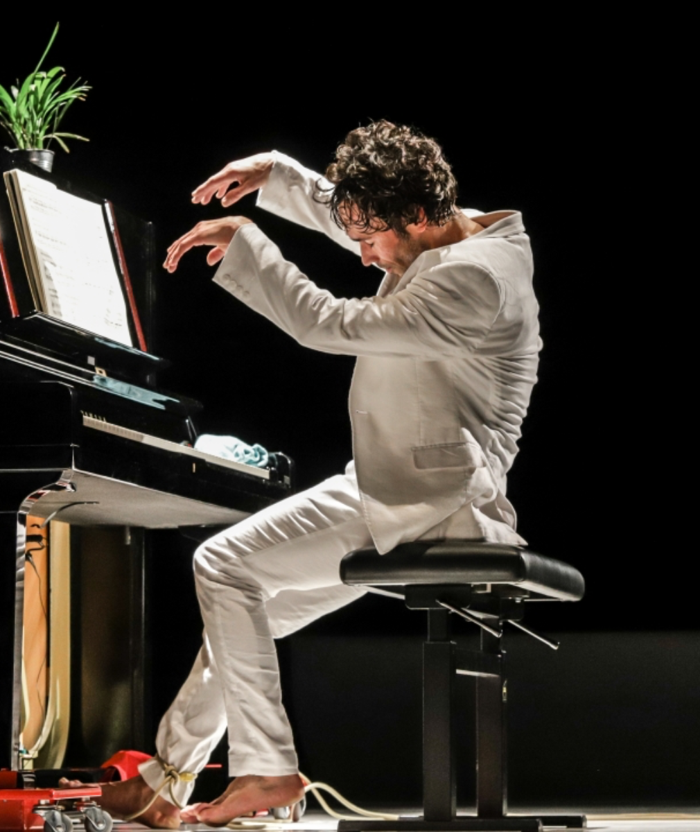 0 Photo de l'revue_presse' Des pieds et des mains : il dansait du piano debout