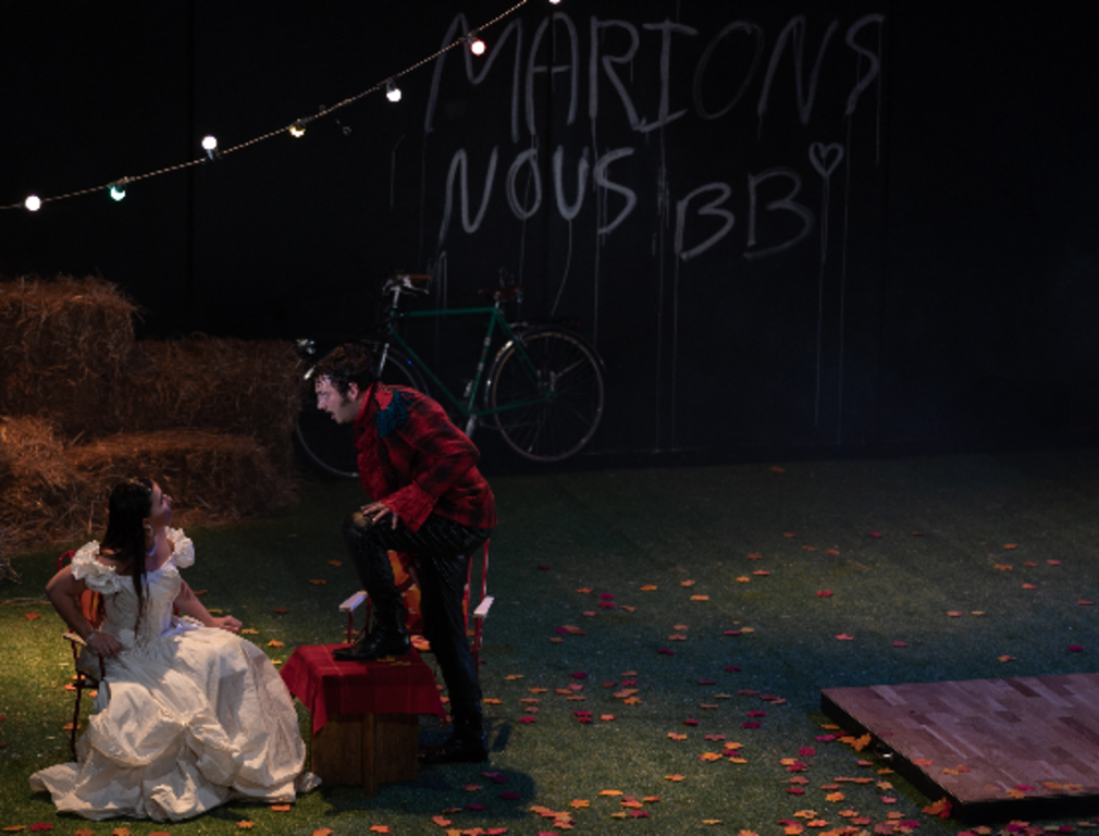 0 Photo de l'revue_presse' Le Jeu de l'amour et du hasard de Marivaux m.e.s de Frédéric Cherboeuf