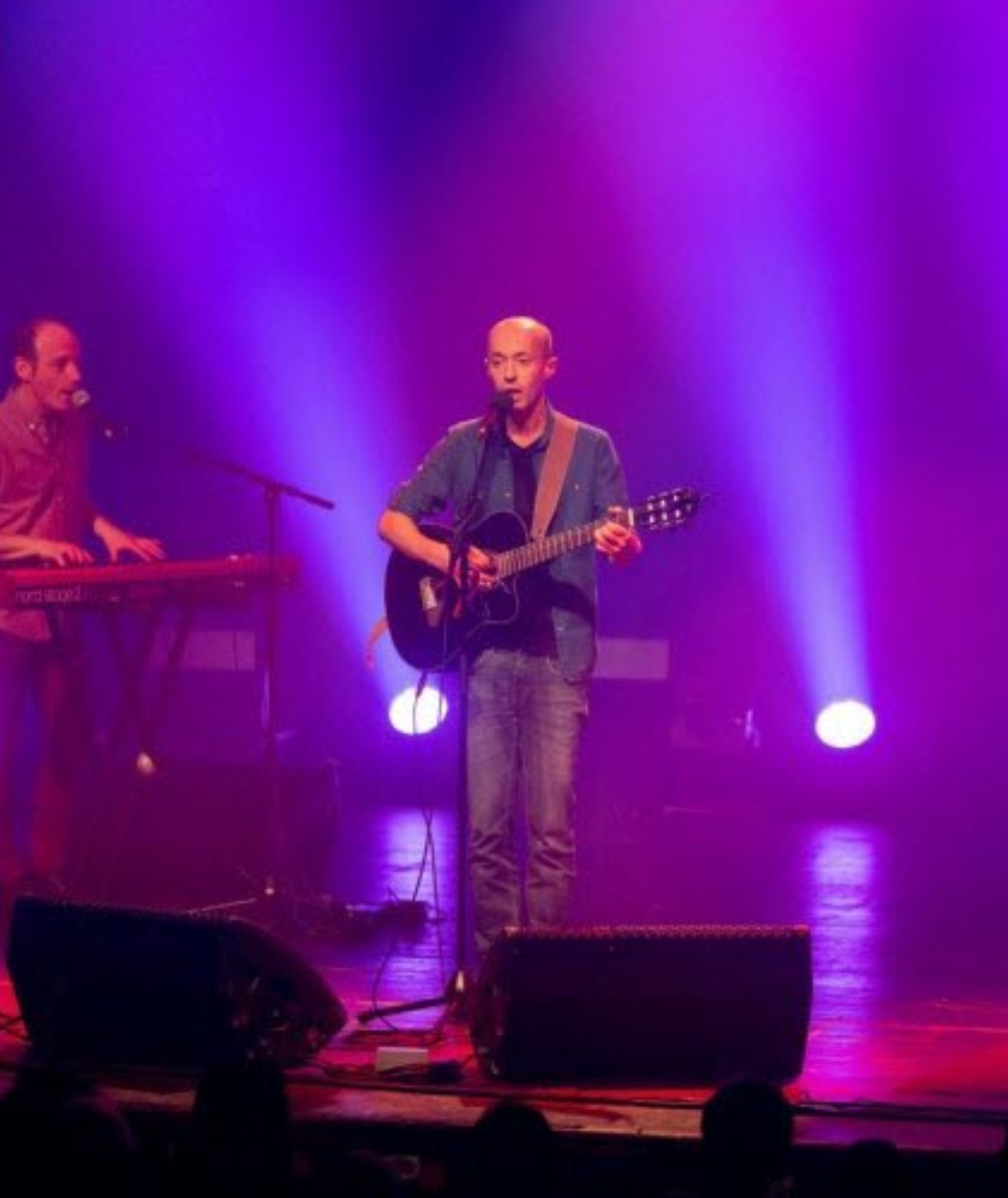 0 Photo de l'revue_presse' « Frédéric Fromet se tient à carreau » : des chansons pour aborder l’actualité avec humour