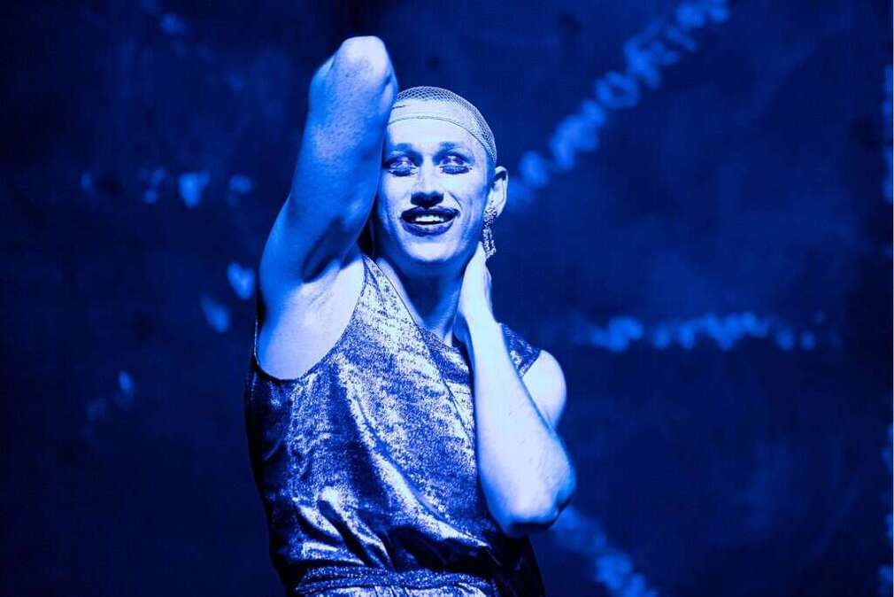 0 Photo de l'revue_presse' Caligula d’Albert Camus, mise en scène d’Ivan Uryvskyi, Théâtre dramatique national Ivan Franko de KIEV, Manufacture Avignon – La Patinoire