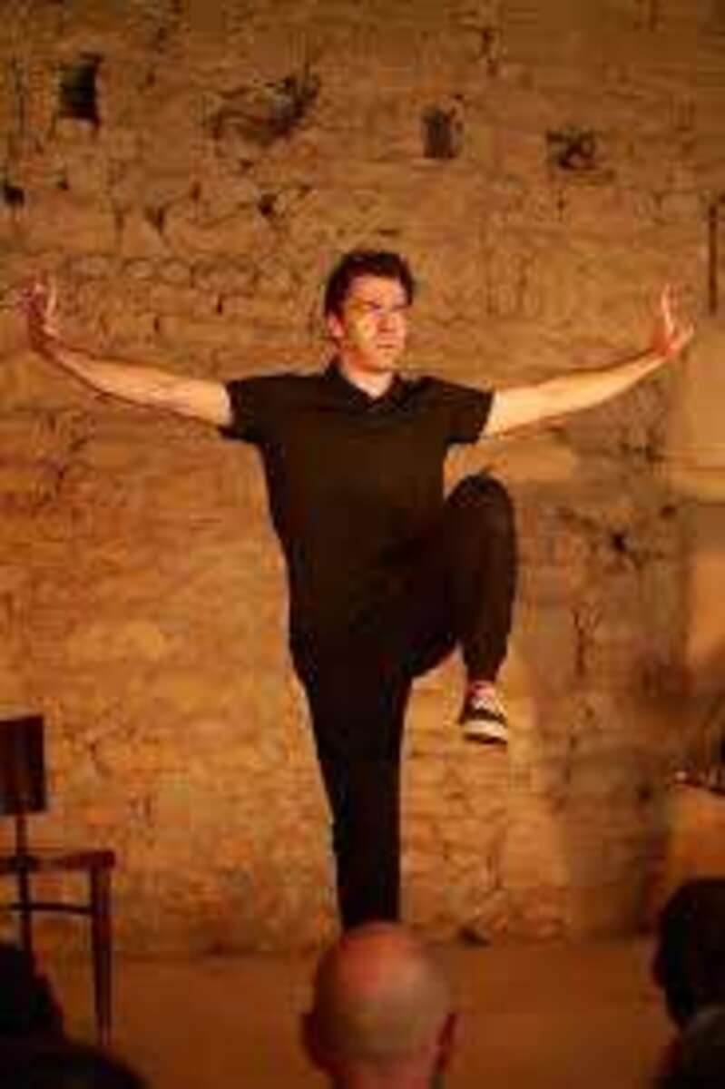 0 Photo de l'revue_presse' Festival d'Avignon Off : Au nom du père, du fils et de Jackie Chan, une comédie touchante à ne pas manquer