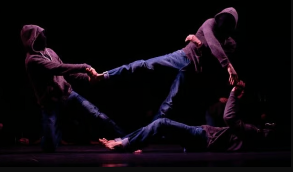 0 Photo de l'revue_presse' La mécanique des ombres / polémique, des acrobates émérites