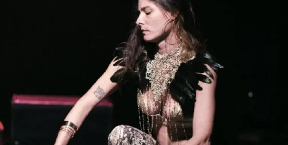 OFF d’Avignon : « Devenir reine (ou Queen B) » de Pauline Tremblay – Penser le féminisme autrement