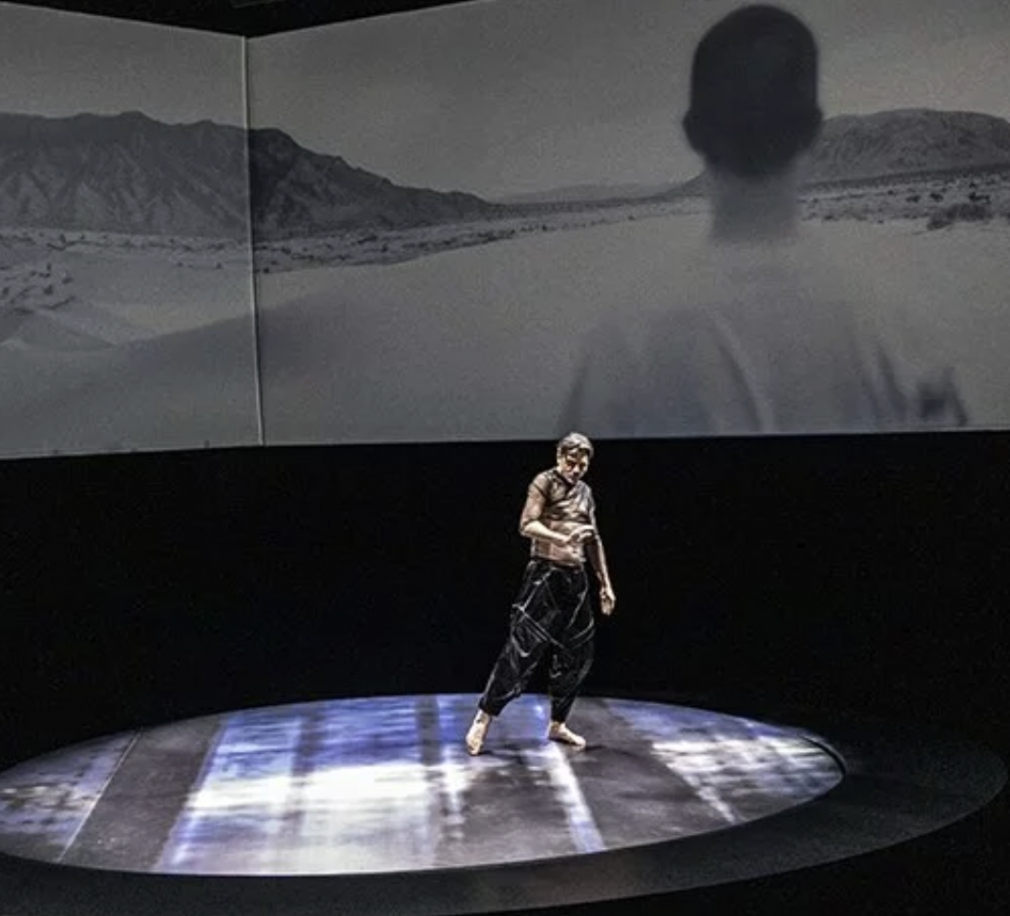 « Évangile de la nature », au Théâtre des Halles : Stanislas Nordey se fait le passeur incandescent de la poésie de Lucrèce