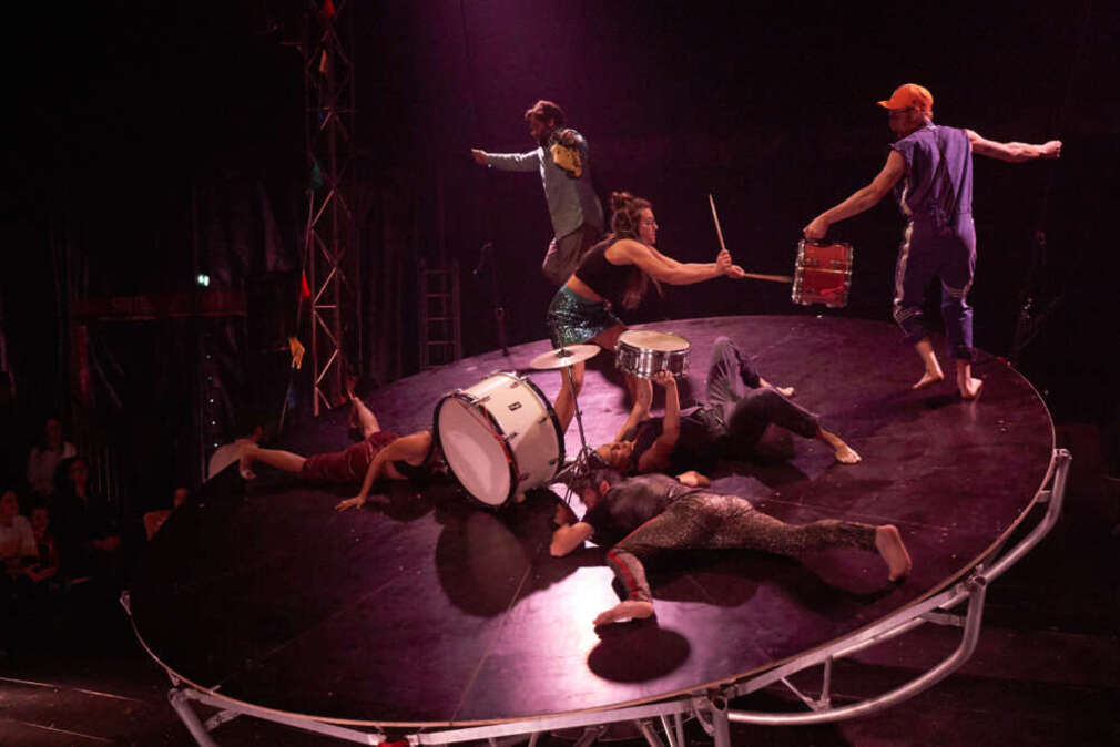 0 Photo de l'revue_presse' Bluff ! , la vérité du cirque a une tête de culbuto
