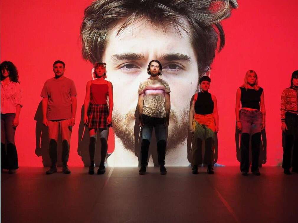 0 Photo de l'revue_presse' Entrée des artistes, texte et mise en scène d’Ahmed Madani, au Théâtre des Halles, Festival Off d’Avignon