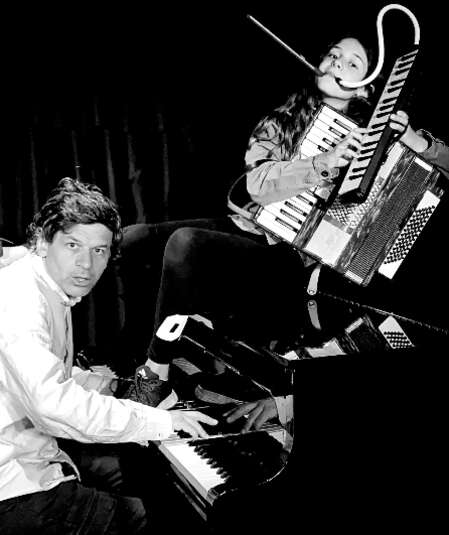 Affiche du spectacle Spectacle inclassable ! (chanson déjantée et piano acrobatique)